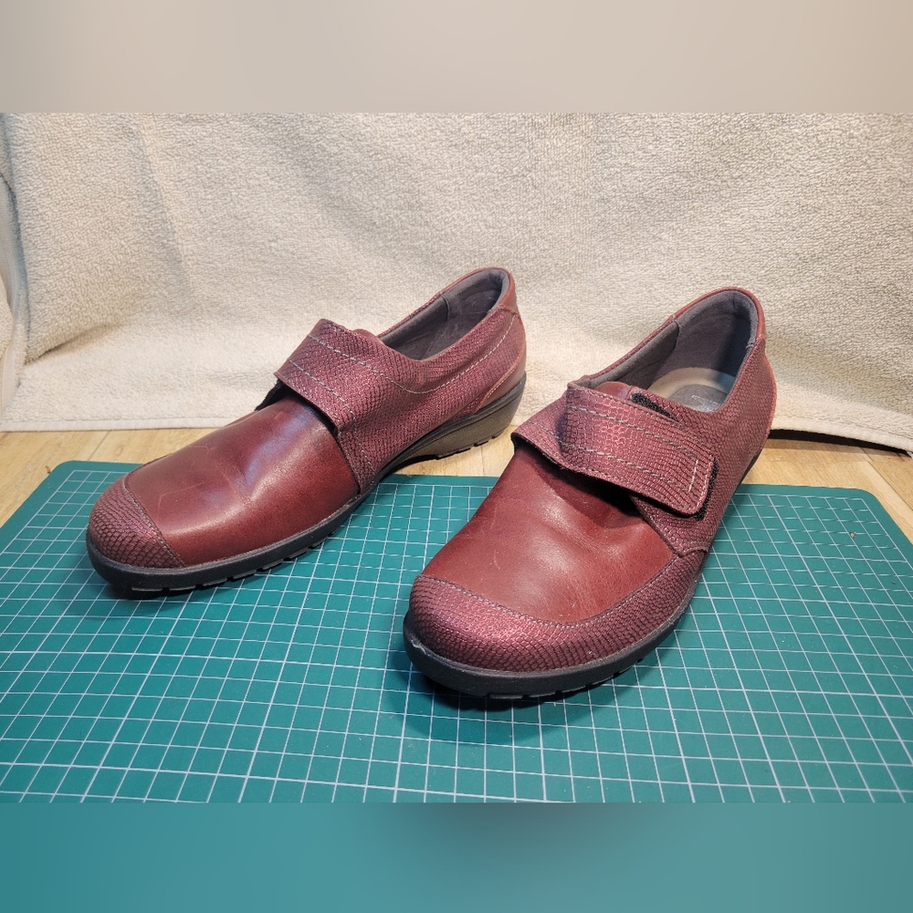 Ladies  Milano shoes / flats in like new condition size 39/8.5